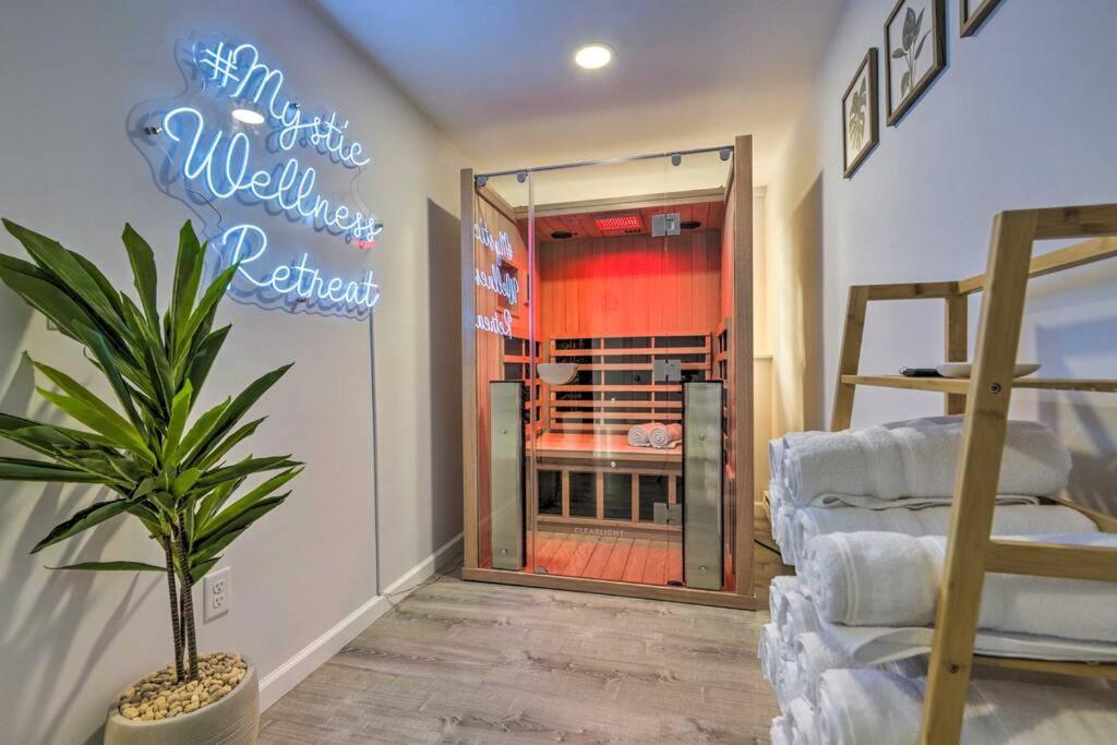 New! Updated Mystic Home W/ Sauna, Hot Tub & Deck Dış mekan fotoğraf