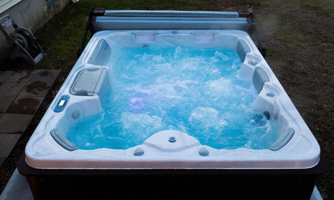 New! Updated Mystic Home W/ Sauna, Hot Tub & Deck Dış mekan fotoğraf
